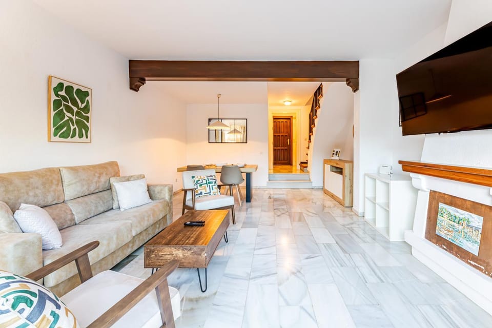 TV and multimedia, Living room, Seating area, Dining area