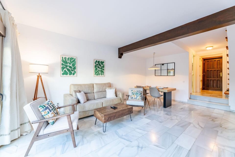 TV and multimedia, Living room, Seating area, Dining area