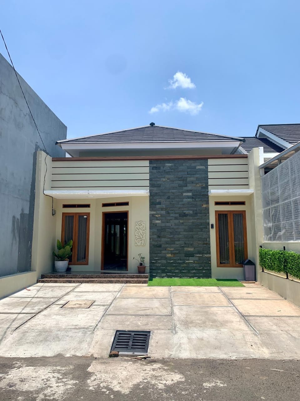 Property building, Facade/entrance, Day, Balcony/Terrace, Street view
