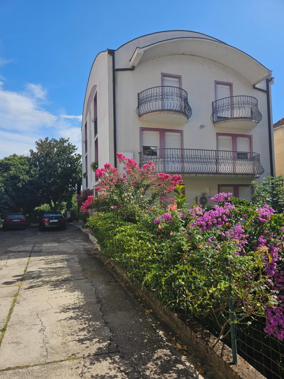 Property building, Day, Garden, Garden view, Parking