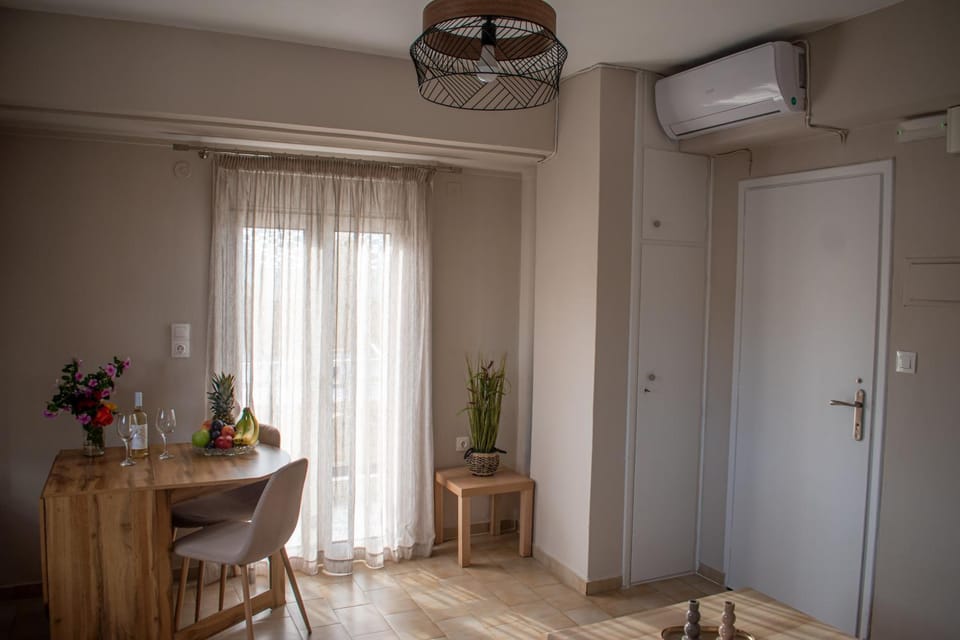 Living room, Seating area, Dining area, air conditioner