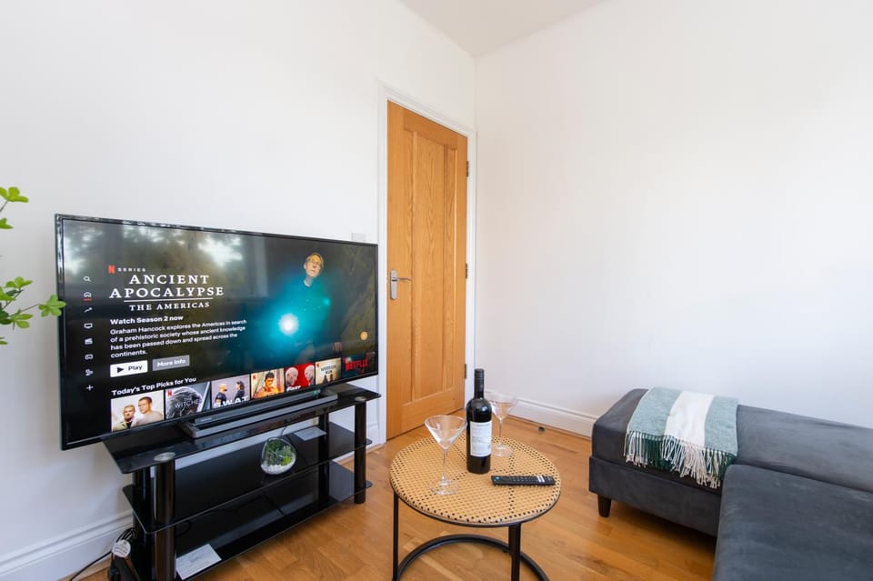 Ealing 3 Bath Flat with Parking 10 mins to Station Apartment in London Borough of Ealing