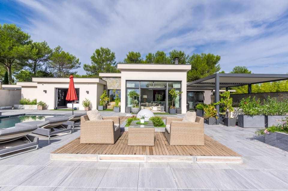 Property building, Balcony/Terrace, Living room, Swimming pool