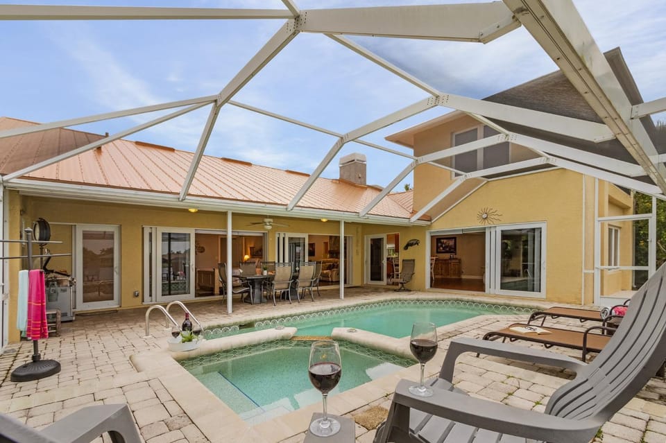 Luxurious Villa, Water Views, Heated Pool and Spa - Villa Lakeside Lookout - Roelens House in Cape Coral