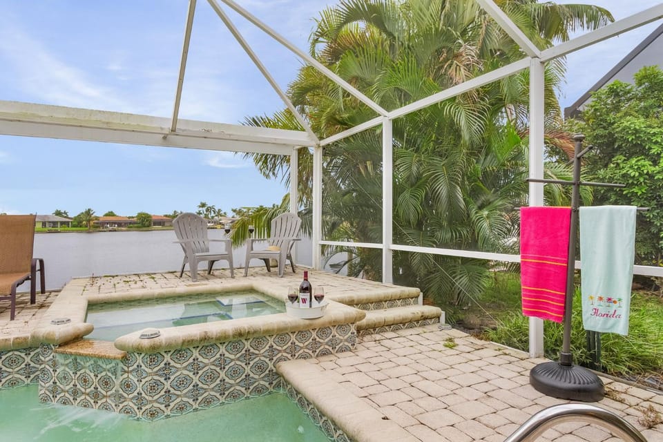 Luxurious Villa, Water Views, Heated Pool and Spa - Villa Lakeside Lookout - Roelens House in Cape Coral