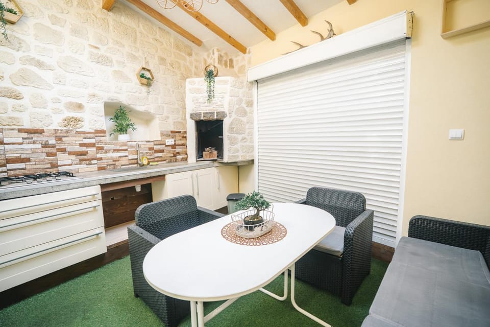 Seating area, Dining area