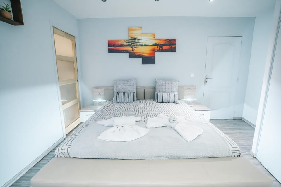 Bed, Photo of the whole room, Bedroom, towels