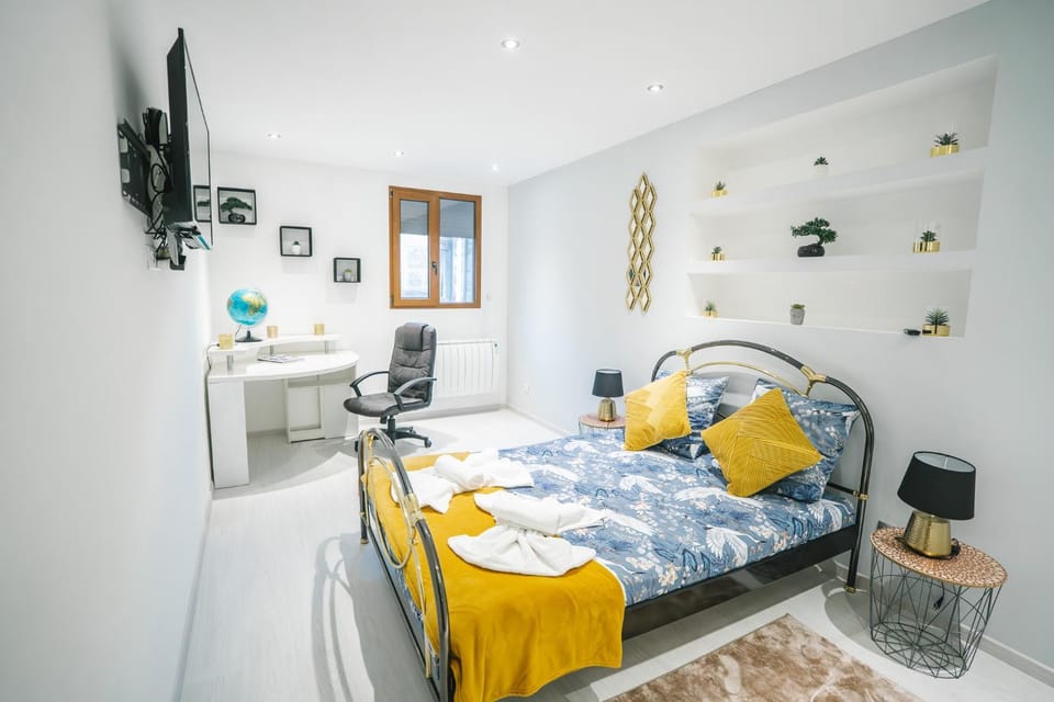 Bed, TV and multimedia, Photo of the whole room, Bedroom, towels