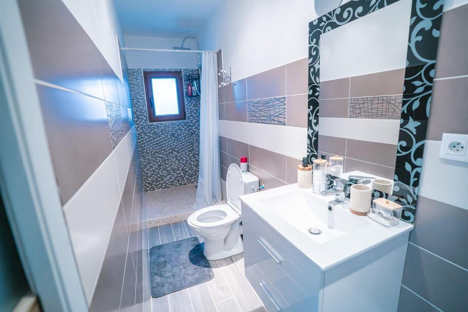 Shower, Toilet, Bathroom, towels