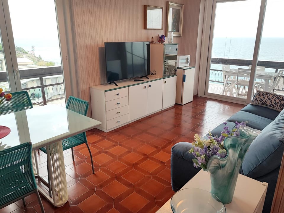 Communal lounge/ TV room, TV and multimedia, View (from property/room), Living room, Seating area, Evening entertainment, minibar