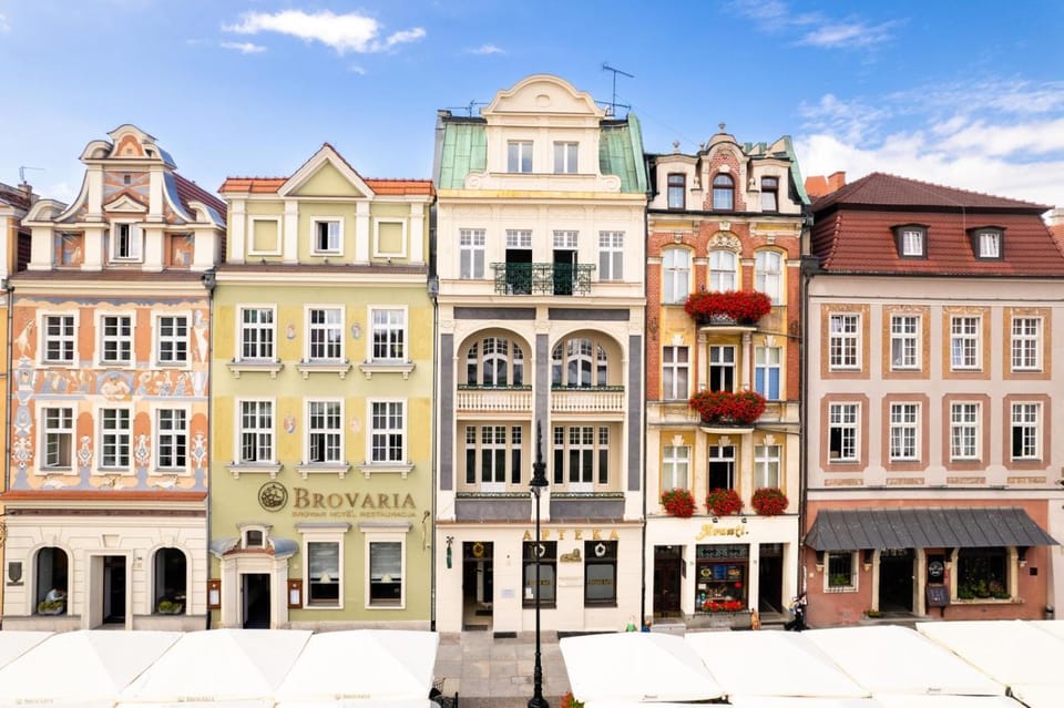 Property building, Day, Neighbourhood, Street view, Location