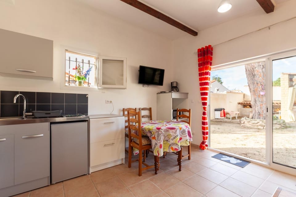 Property building, Kitchen or kitchenette, Living room