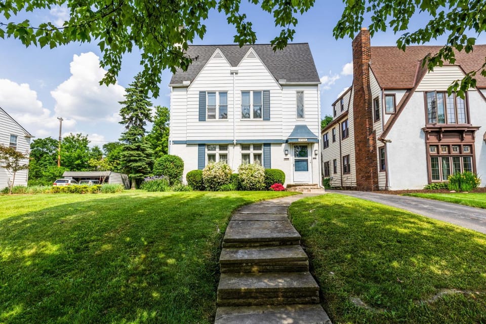 Near CLE Clinic UH & Case Western Apartment in Shaker Heights