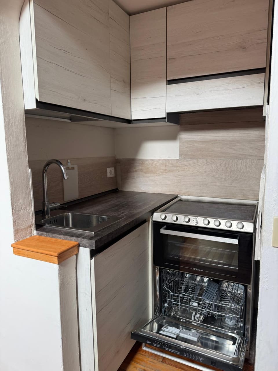 Kitchen or kitchenette, dishwasher, stove