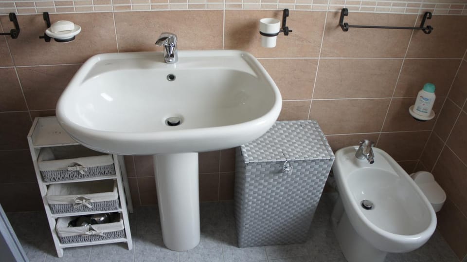 Bathroom, Internal: Not applicable to any particular room