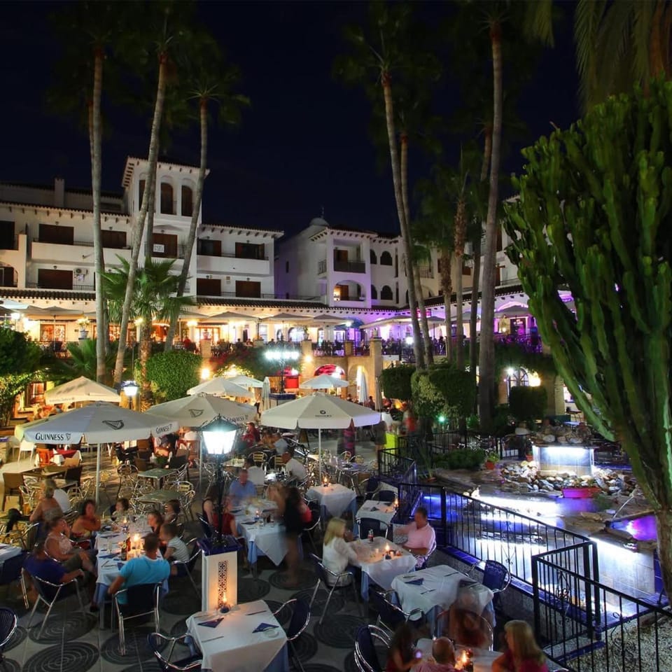 Restaurant/places to eat, Night, Banquet/Function facilities