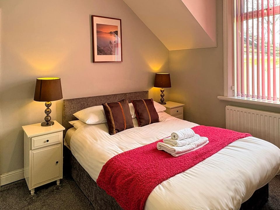 Bed, Bedroom, towels