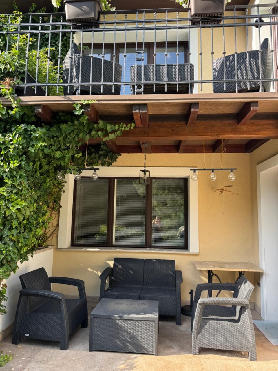 Property building, Day, Balcony/Terrace, Seating area