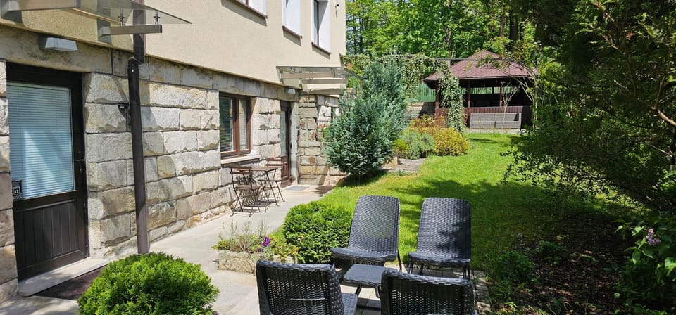 Property building, Patio, Spring, Day, Garden, Garden view