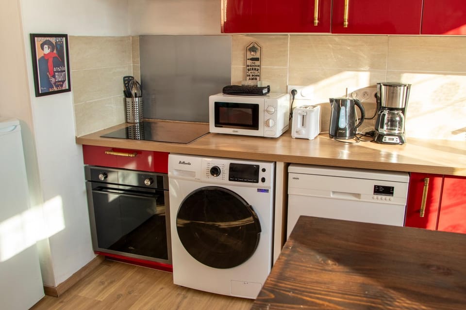 Coffee/tea facilities, Kitchen or kitchenette, dishwasher, oven, stove, toaster, washing machine