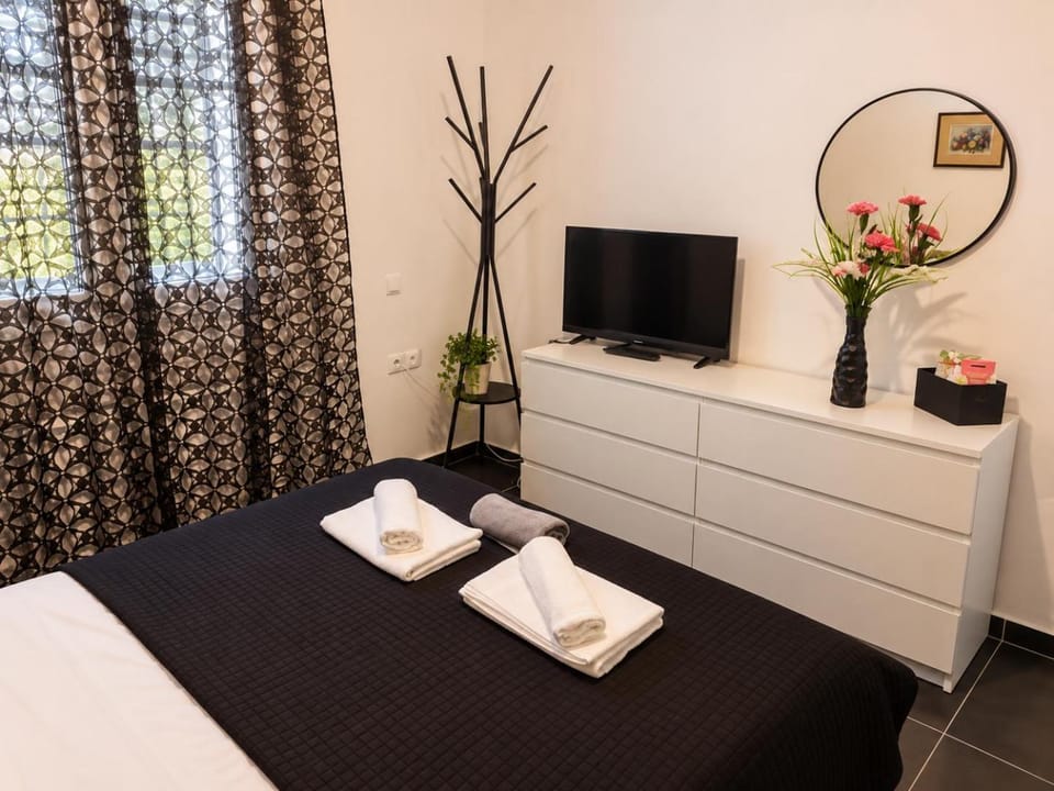 Bed, TV and multimedia, Bedroom, towels
