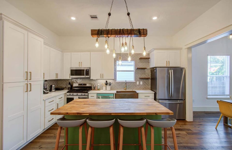 3BD Historic Charm x Modern Amenities w Hot Tub House in Harris County