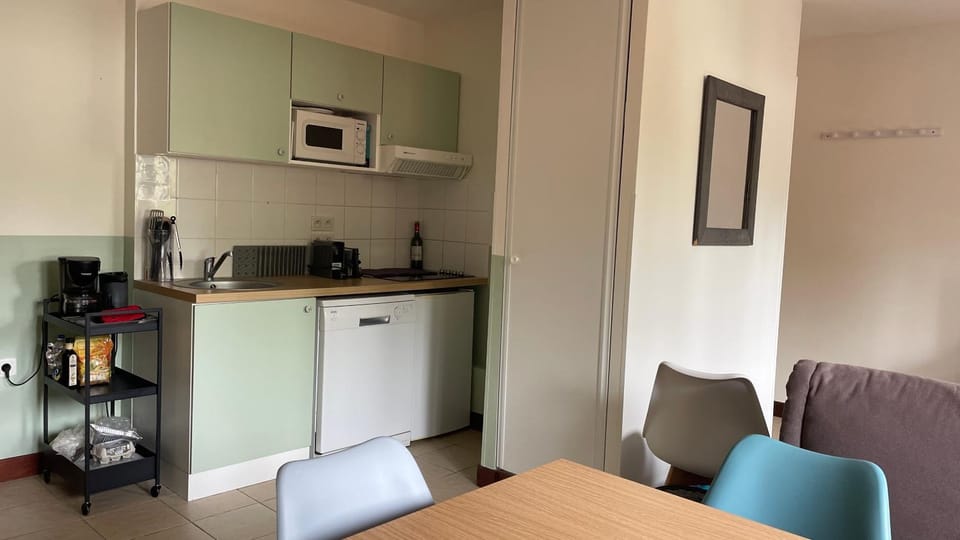 Kitchen or kitchenette