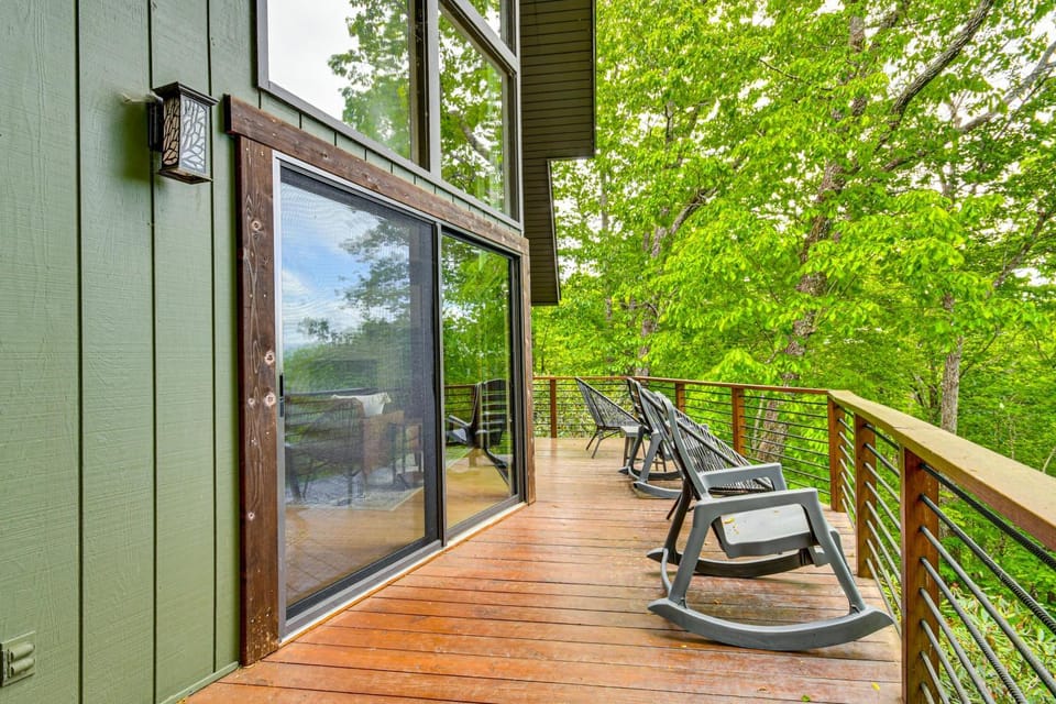 Blue Ridge Pkwy View & Deck: Brevard Home! House in Tennessee