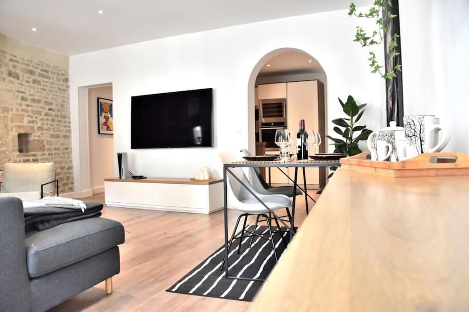 TV and multimedia, Living room, Seating area, Dining area