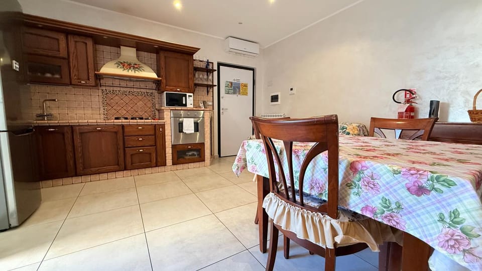 Home with parking near the Airport and beach Apartment in Lazio