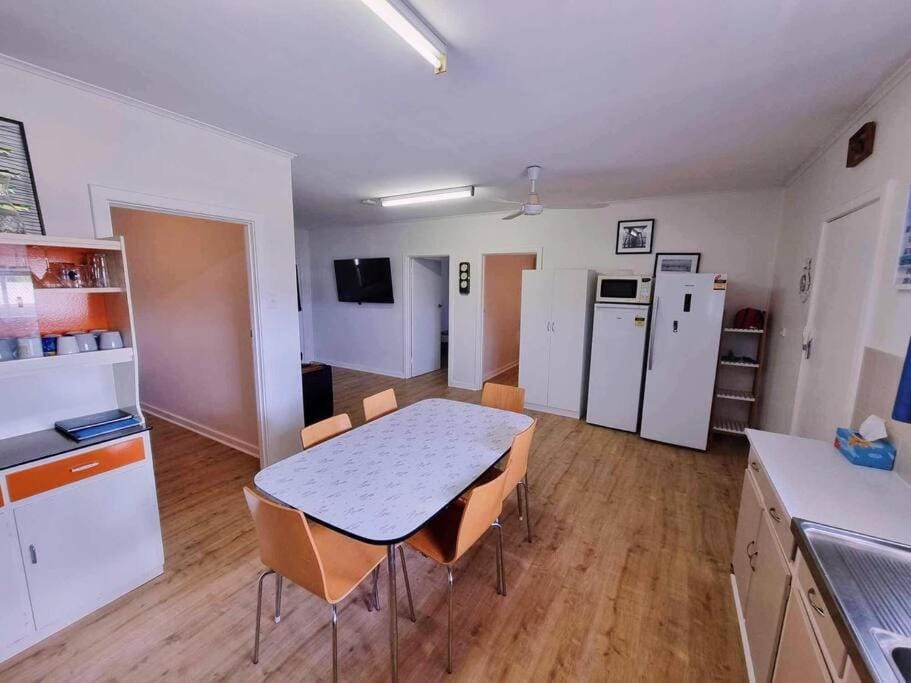 Kitchen or kitchenette, Dining area, pet friendly