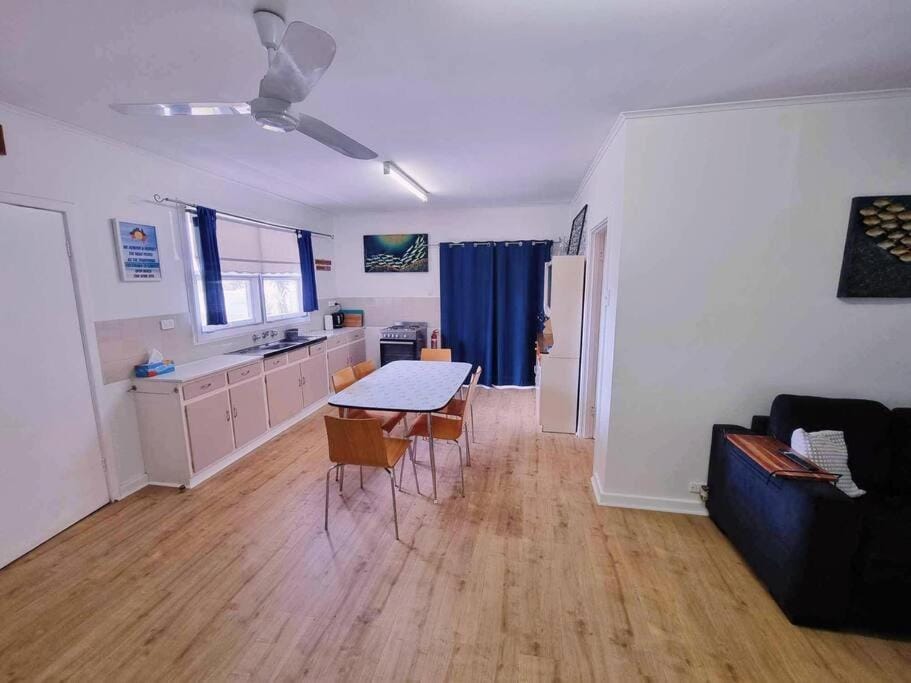 Kitchen or kitchenette, Seating area, Dining area, oven, stove