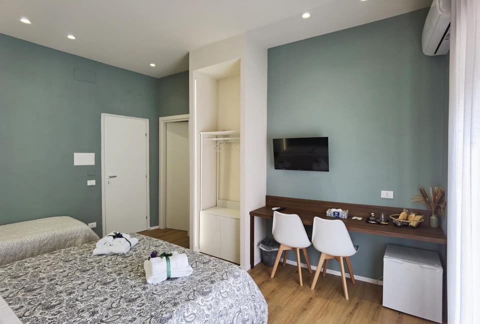 Bed, TV and multimedia, Photo of the whole room, towels, wardrobe