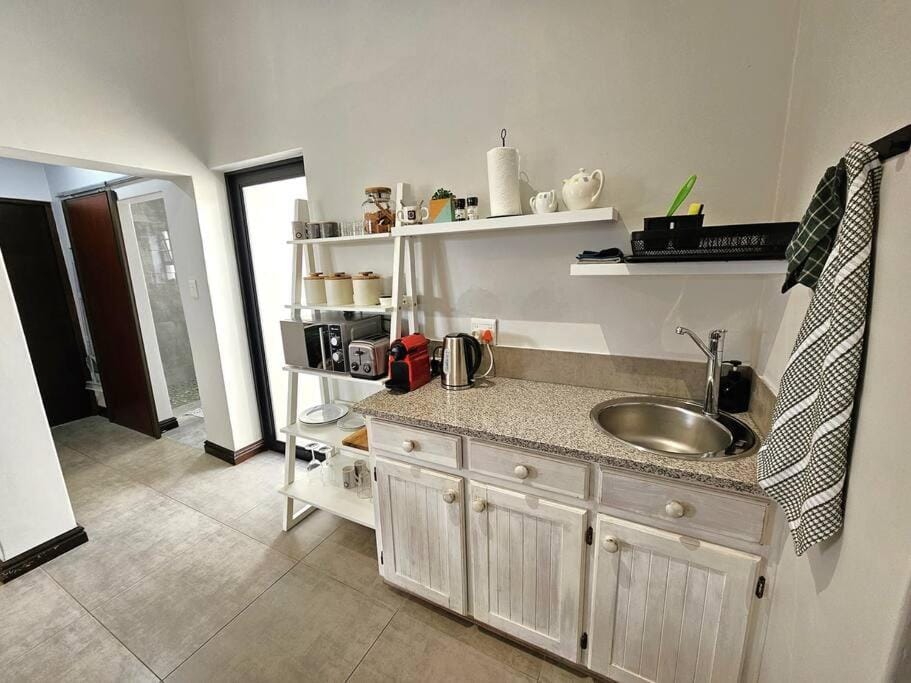 Coffee/tea facilities, Kitchen or kitchenette, oven, stove