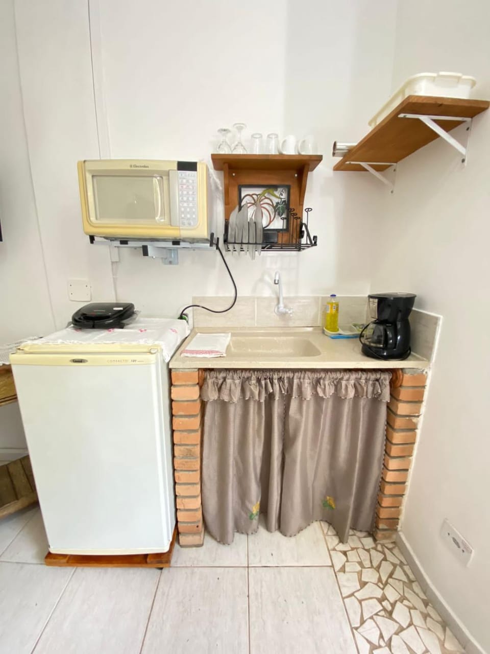 Kitchen or kitchenette, minibar, toaster