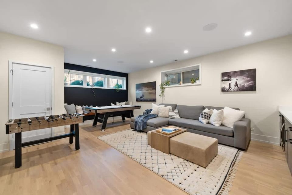 Stunning 5BR Home in Heart of Chicago with 2 Rooftops House in Wicker Park