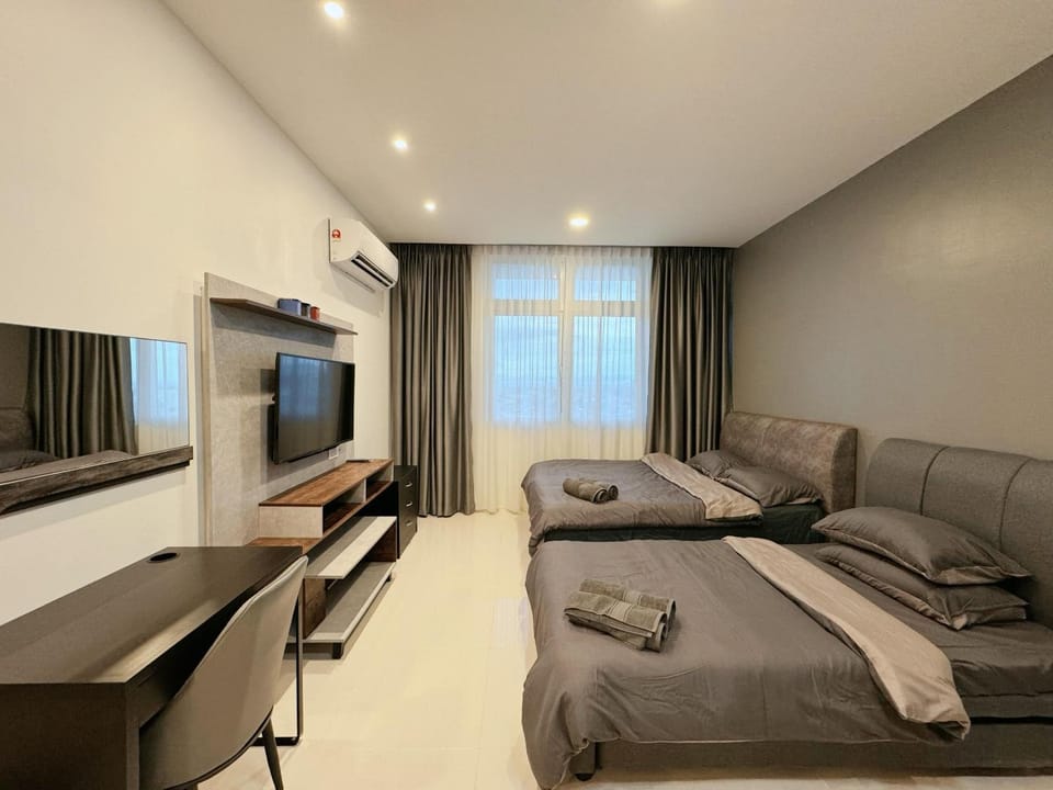 Communal lounge/ TV room, Bed, TV and multimedia, Living room, Seating area, Evening entertainment, Bedroom, air conditioner
