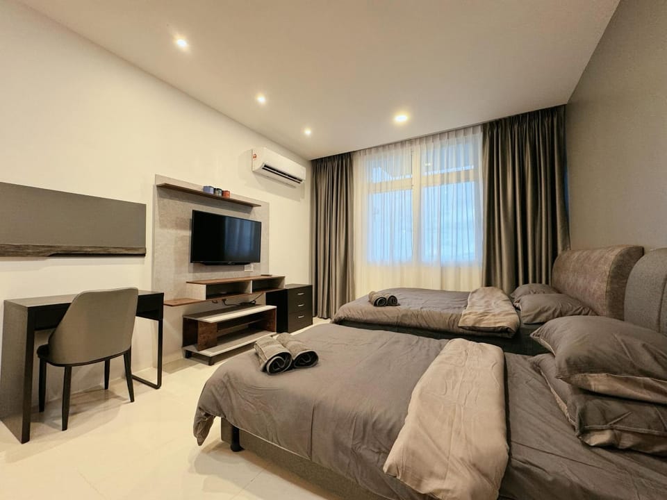 Communal lounge/ TV room, Bed, TV and multimedia, Living room, Seating area, Evening entertainment, Bedroom