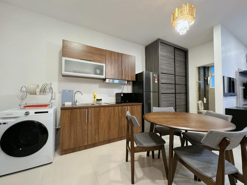 Coffee/tea facilities, Kitchen or kitchenette, Seating area, Dining area, oven, washing machine, dryer