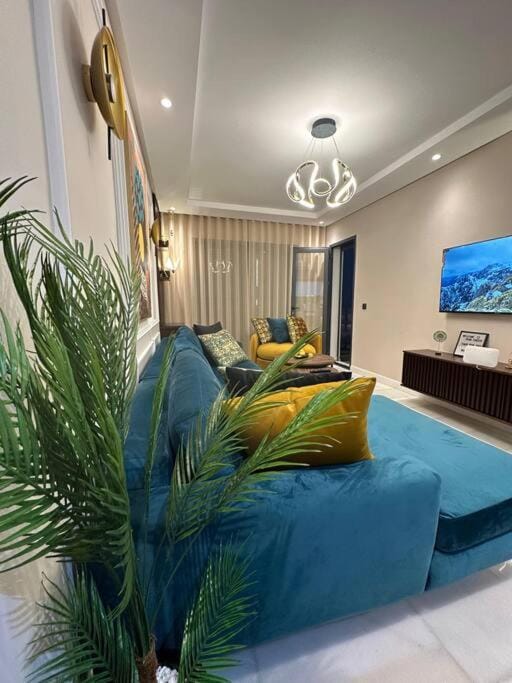 Stylish Appartement Lumineux et Luxueux Au Coeur De Maarif Quartier Palmier Près De Station Tramway & Bd Abdelmoumen Casablanca Apartment in Casablanca