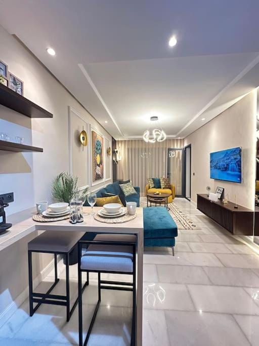 Stylish Appartement Lumineux et Luxueux Au Coeur De Maarif Quartier Palmier Près De Station Tramway & Bd Abdelmoumen Casablanca Apartment in Casablanca