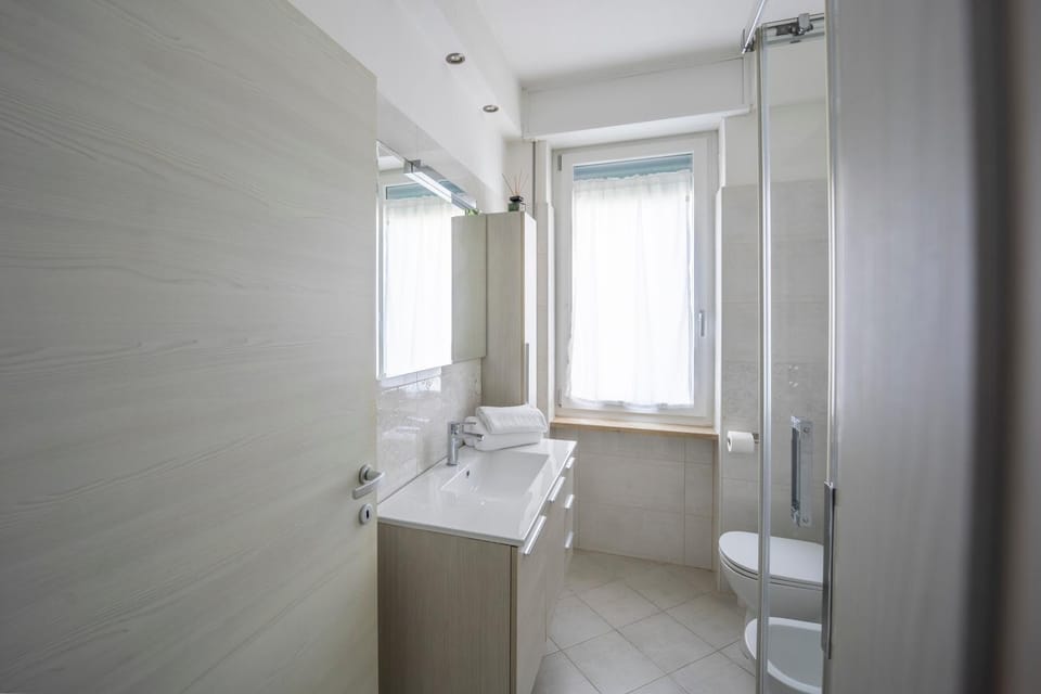 Shower, Toilet, Bathroom, towels