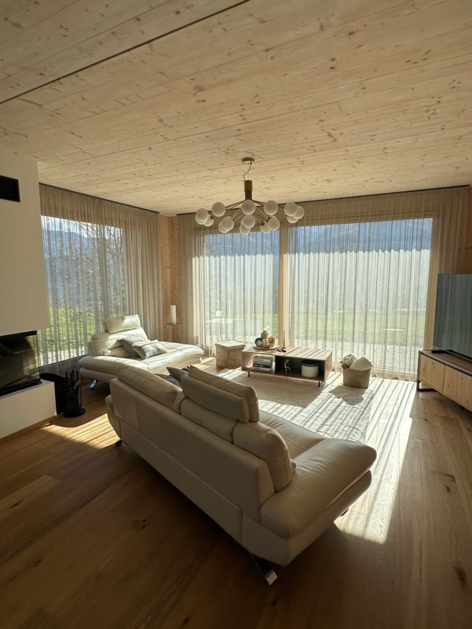 TV and multimedia, Living room, Seating area, fireplace