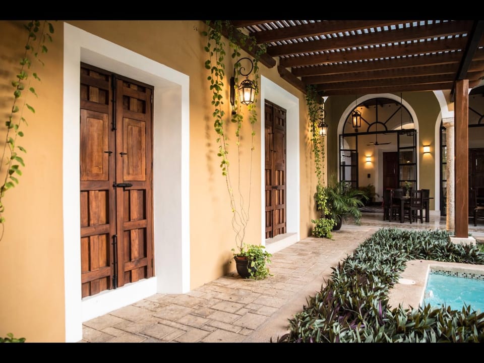 Facade/entrance, Decorative detail