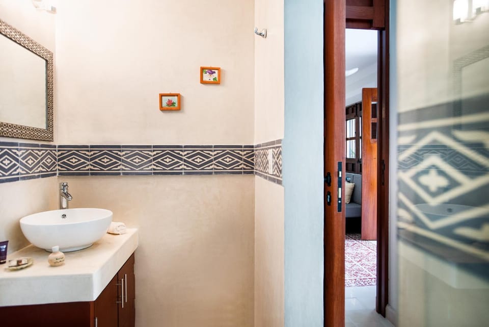 Shower, Toilet