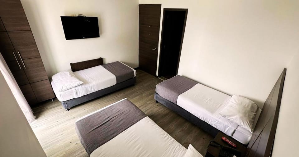 Bed, TV and multimedia, Photo of the whole room, Bedroom