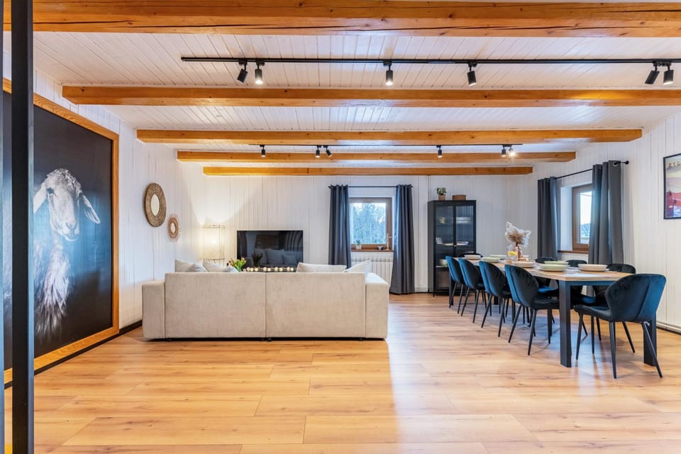 Communal lounge/ TV room, TV and multimedia, Living room, Seating area, Dining area, Evening entertainment