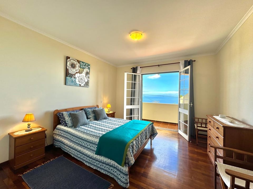 Bed, Natural landscape, Photo of the whole room, Bedroom, Sea view