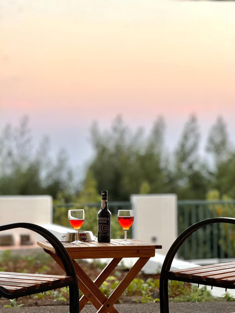 Patio, Day, Natural landscape, Balcony/Terrace, Food and drinks, Drinks, Alcoholic drinks
