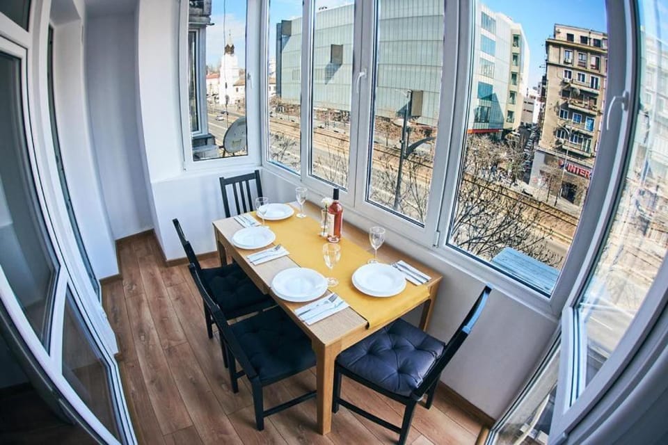 View (from property/room), Balcony/Terrace, Seating area, Dining area, City view
